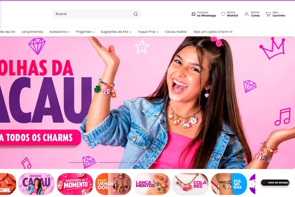 Captura de tela da loja Charm It! com banner rosa e coleções de pingentes